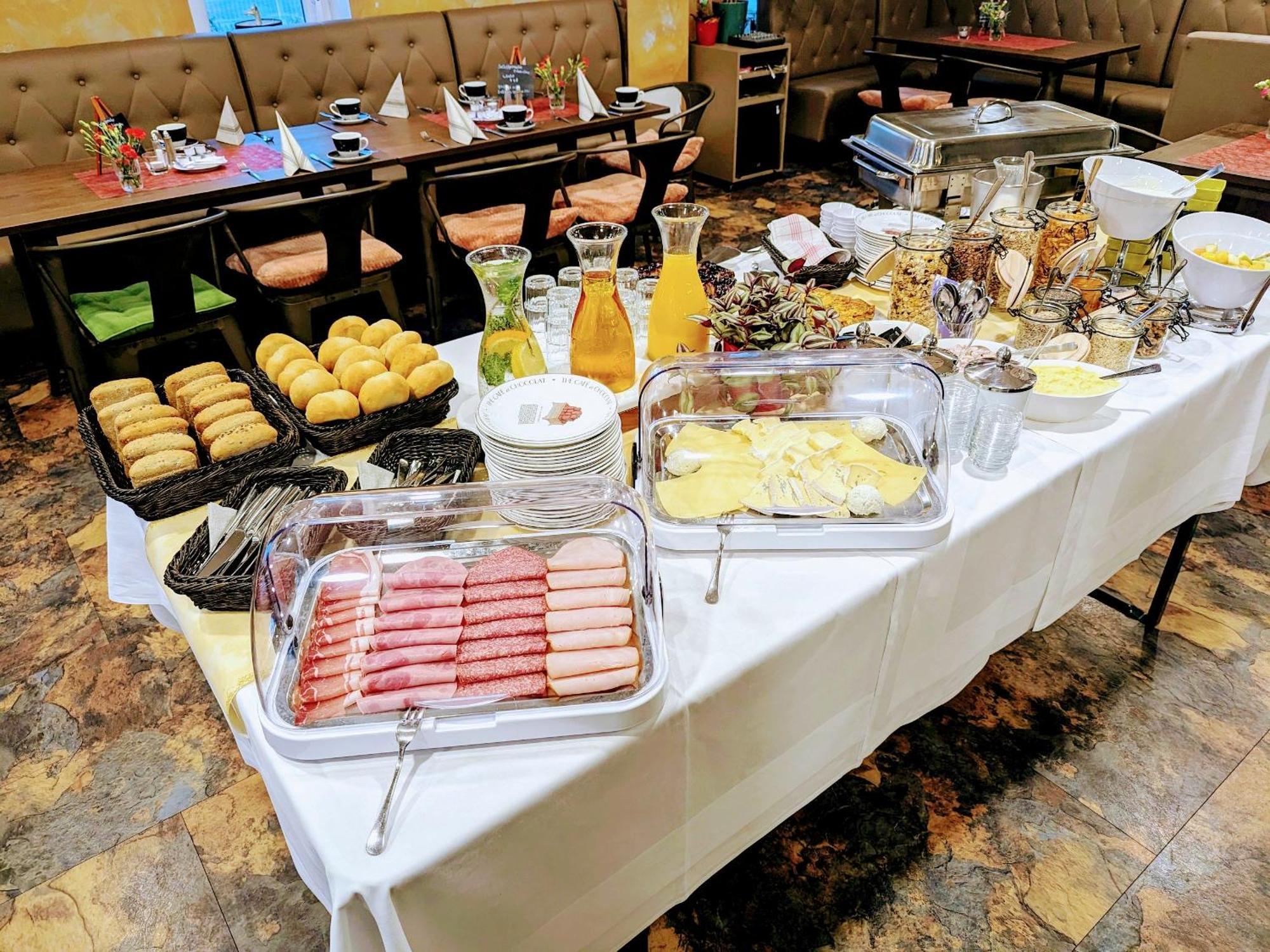 Cafe & Mehr Hotel Halle  Bagian luar foto
